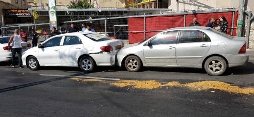 اصابة 5 اشخاص بحادث طرق بين عدة سيارات على الشارع الرئيسي في كفركنا